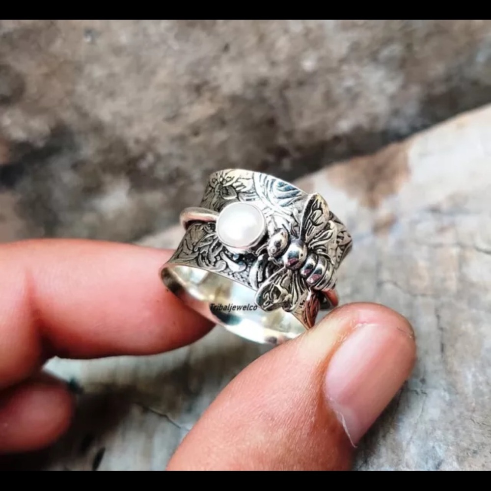 BNWT- Pearl & Bee Mounted In 925 S/S Spinner Ring. Size 7.